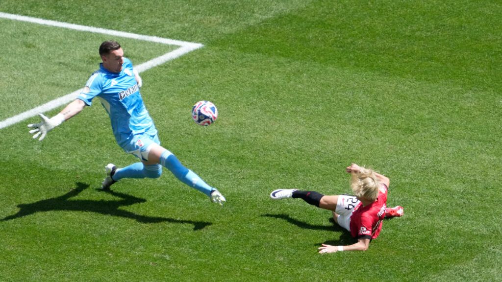  Armani se impone a Matsuo en el River Plate-Urawa Red DEvils (foto: Cordon Press).