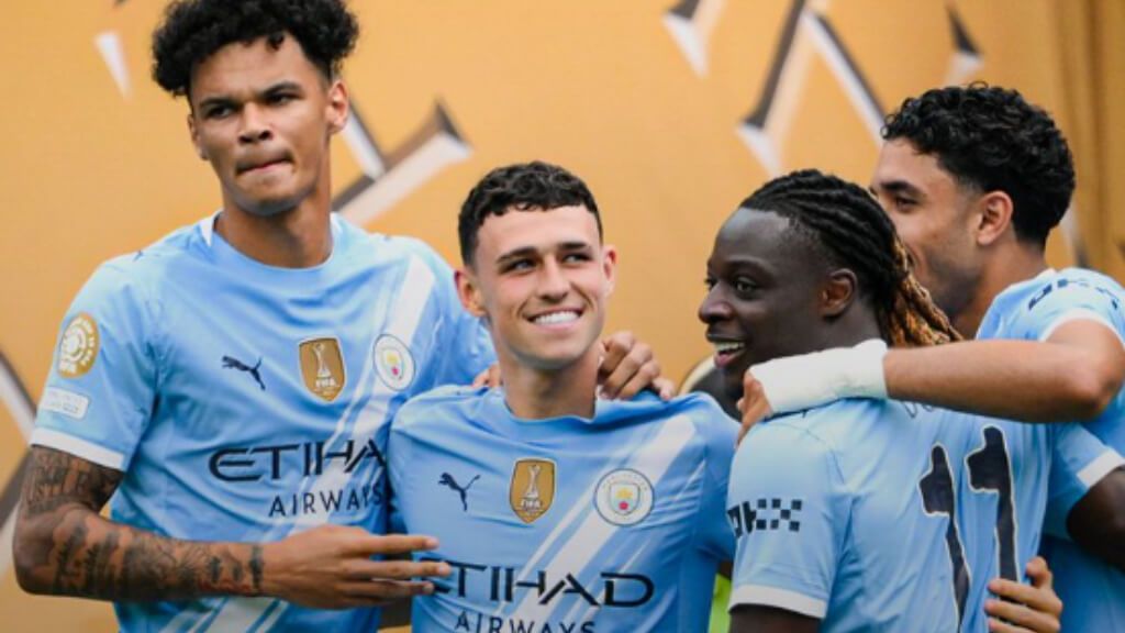 Foden y Doku celebran un gol del Manchester City