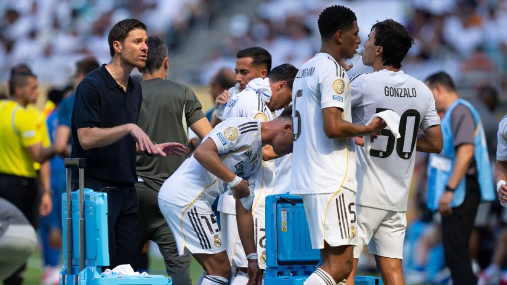  Xabi Alonso hablando con los jugadores del Real Madrid (Cordon Press)