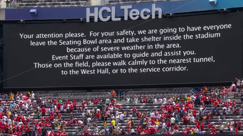  Vídeomarcador del Palmeiras-Al Ahly anunciando la detencióndel encuentro por tormenta eléctrica