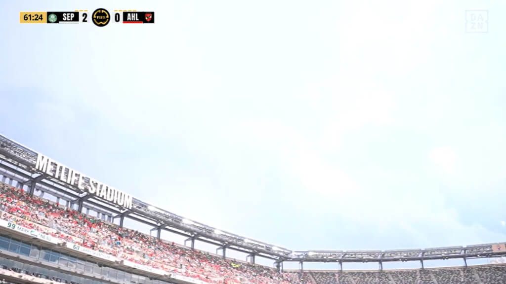  La nube que ha adelantado una tormenta eléctrica en el Palmeiras-Al Ahly (captura: DAZN).