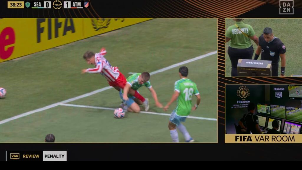  La revisión del penalti sobre Giuliano Simeone (captura DAZN).