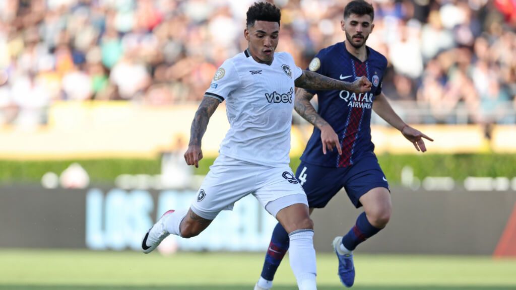 Igor Jesus anotando el gol ante el París Saint-Germain