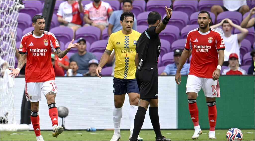  Ángel Di María se desesperó en algunos momentos del Benfica-Auckland City (foto: EFE).