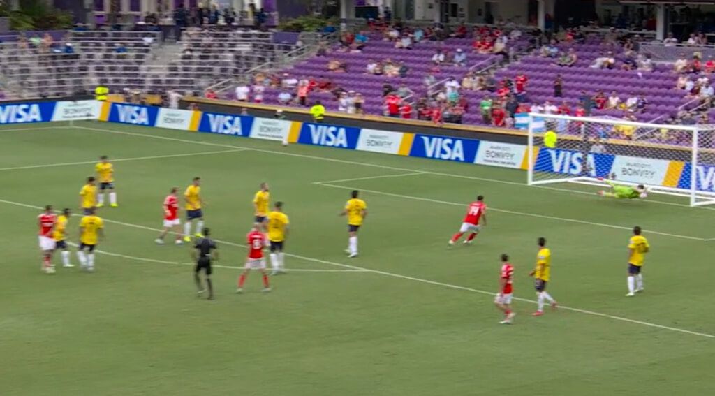  Nathan Garrow se estira en un disparo de Ángel Di María durante el Benfica-Auckland City (DAZN)