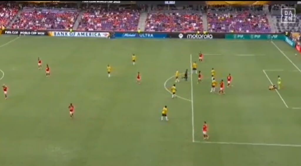  Álvaro Carreras golpeó un balón que dio en el árbitro en el Benfica-Auckland City (captura DAZN