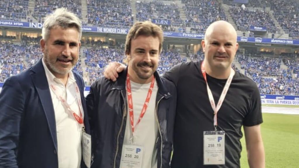 Fernando Alonso, en el Carlos Tartiere viendo al Real Oviedo.