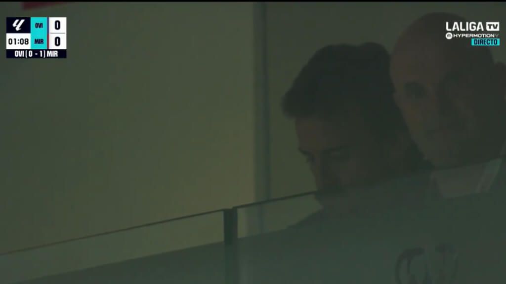  Fernando Alonso, en el Carlos Tartiere viendo al Real Oviedo.