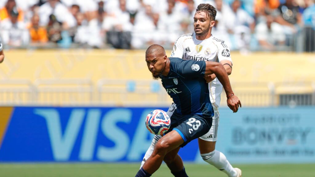 Salomón Rondón supera a Raúl Asencio durante el Real Madrid-Pachuca.