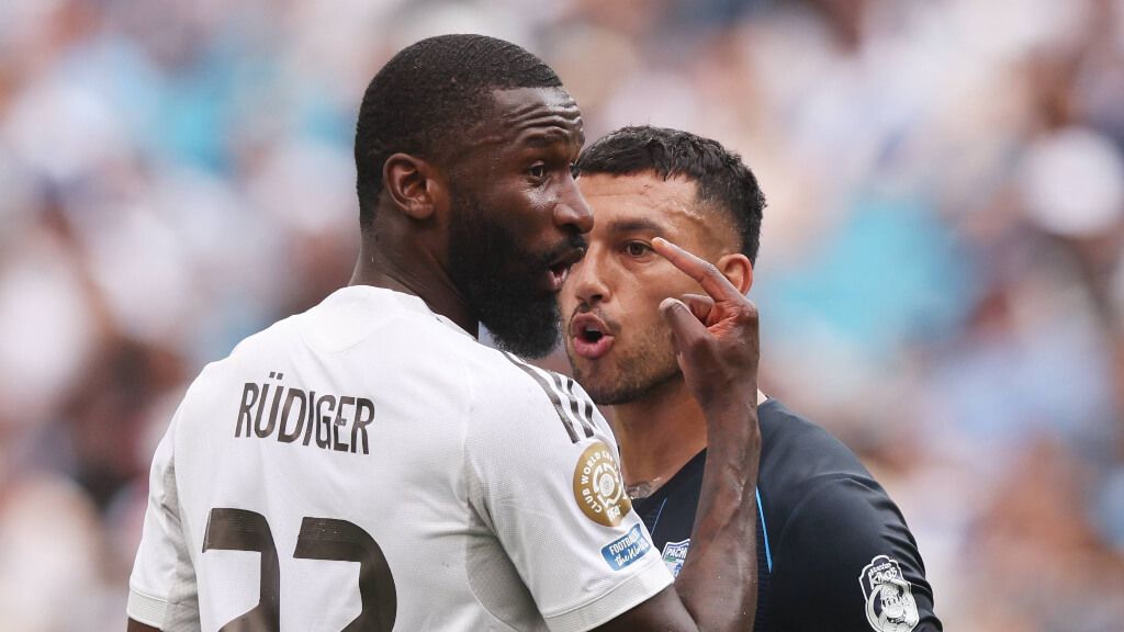Antonio Rüdiger avisa al árbitro durante su bronca con Gustavo Cabral (foto: Cordon Press).
