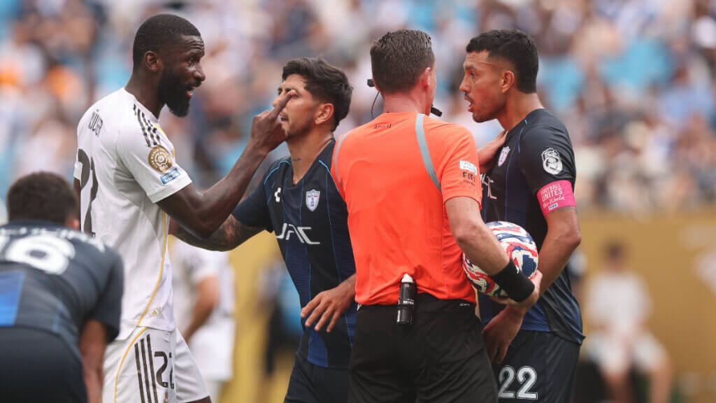  Antonio Rüdiger y Gustavo Cabral se encaran delante del árbitro (Cordon Press)