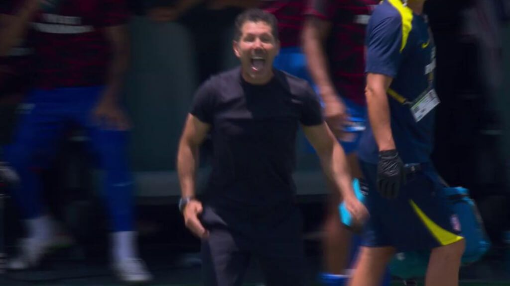  Simeone, enfadado en la banda