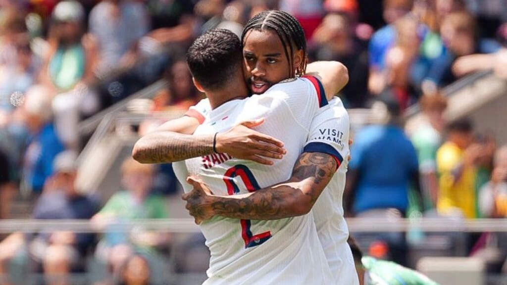  Achraf se abraza con Barcola