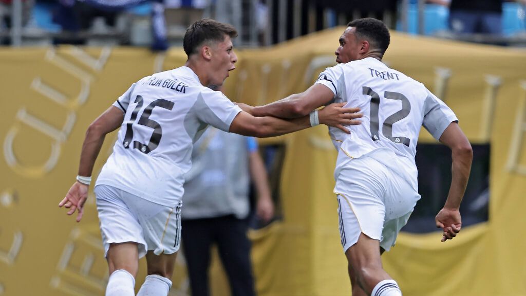  Arda Güler y Trent Alexander-Arnold celebrando un gol (Cordon Press)
