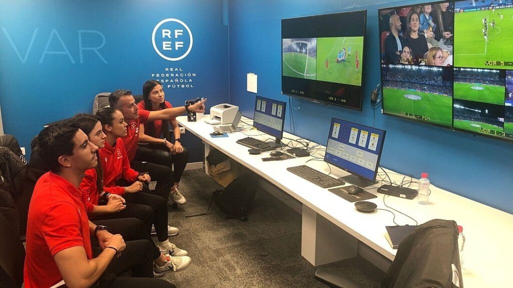 Árbitras de la Liga F en formación VAR (Europa Press)