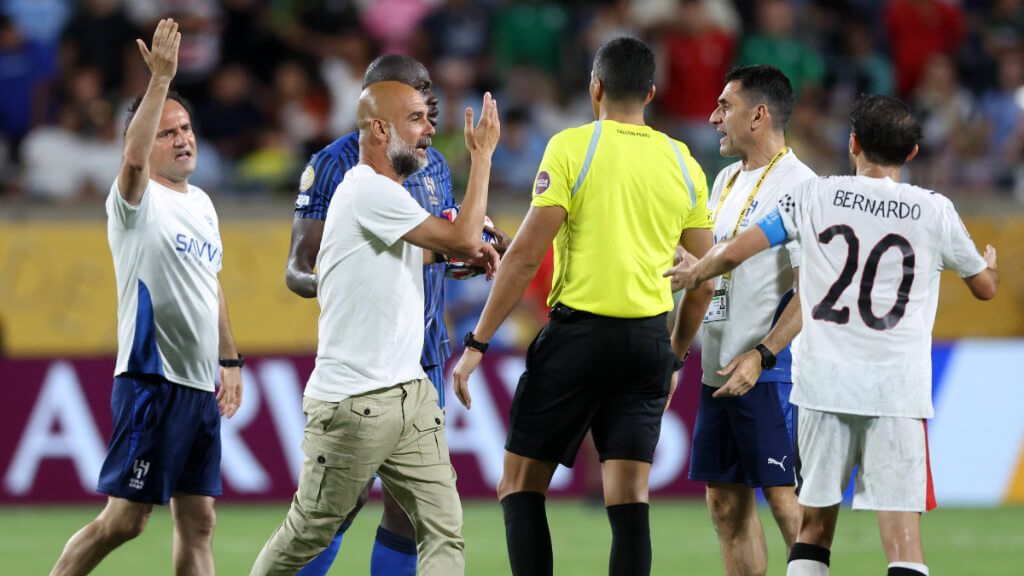  Pep Guardiola protestando al árbitro (Cordon Press)