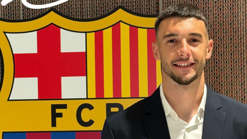 Joan García posa tras confirmarse su fichaje por el FC Barcelona (Redes Sociales)