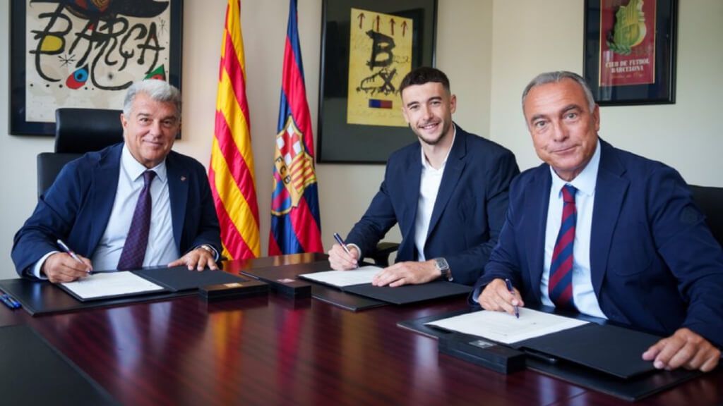 Joan García firmando junto a Joan Laporta (FC Barcelona)