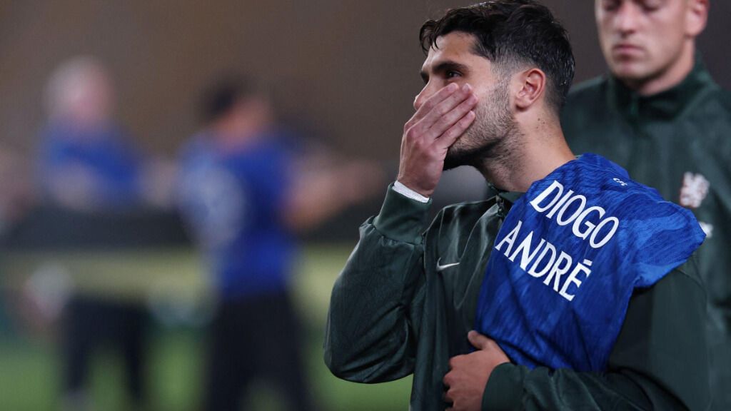  Pedro Neto homenajea a Diogo Jota en la previa del Palmeiras - Chelsea