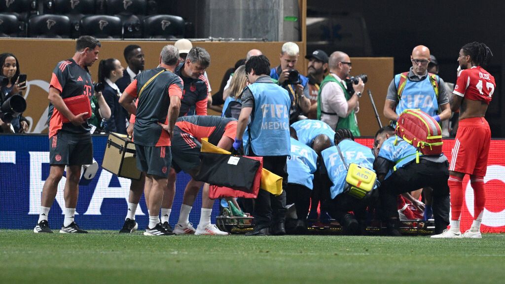 Los servicios médicos en la lesión de Musiala (Cordon Press)