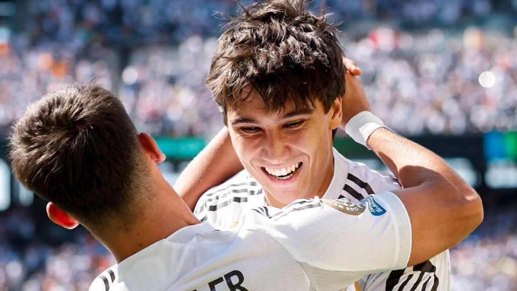 Gonzalo García celebrando con Arda Güler (Real Madrid)