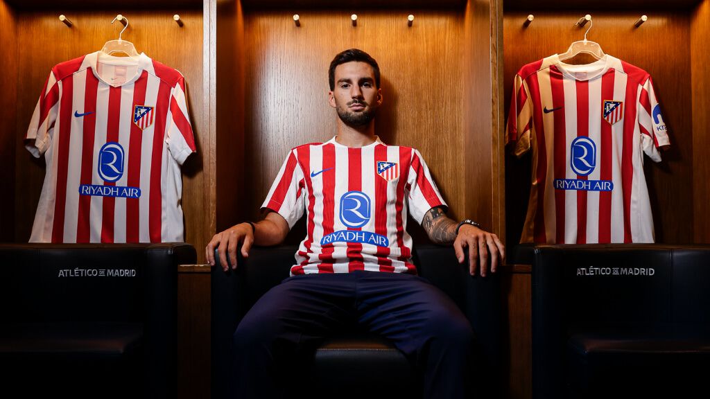  Baena posa como nuevo jugador del Atlético