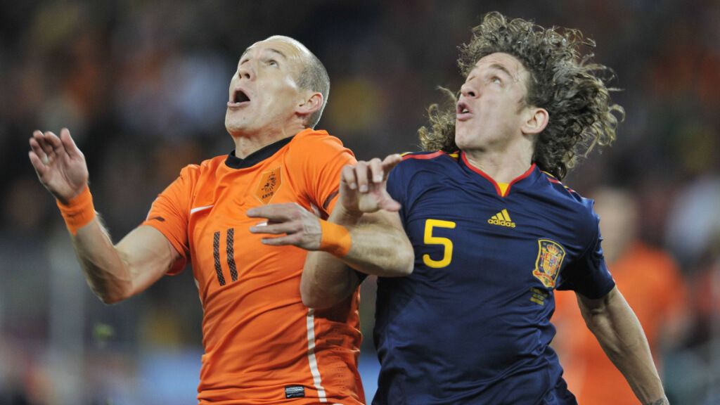  Carles Puyol, ante Arjen Robben en el Países Bajos - España (foto: Cordon Press)