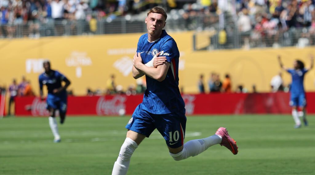  Cole Palmer celebra unos de sus goles