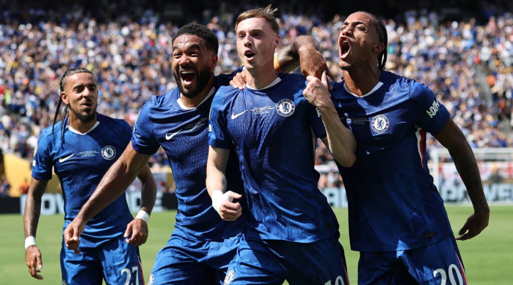  Palmer, Joao Pedro celebran un gol