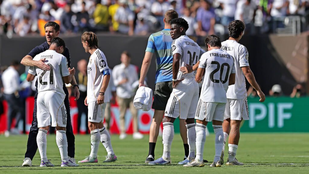 Xabi Alonso consolando a sus jugadores en el Mundial de Clubes (Cordon Press)