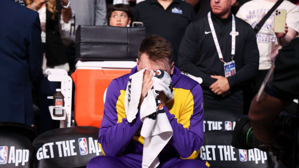  Luka Doncic se seca las lágrimas antes de saltar a la pista de los Mavs (foto: Cordon Press).