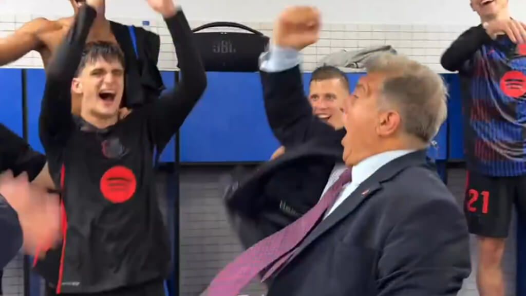  Joan Laporta en la celebración del 28º título de LALIGA con los jugadores