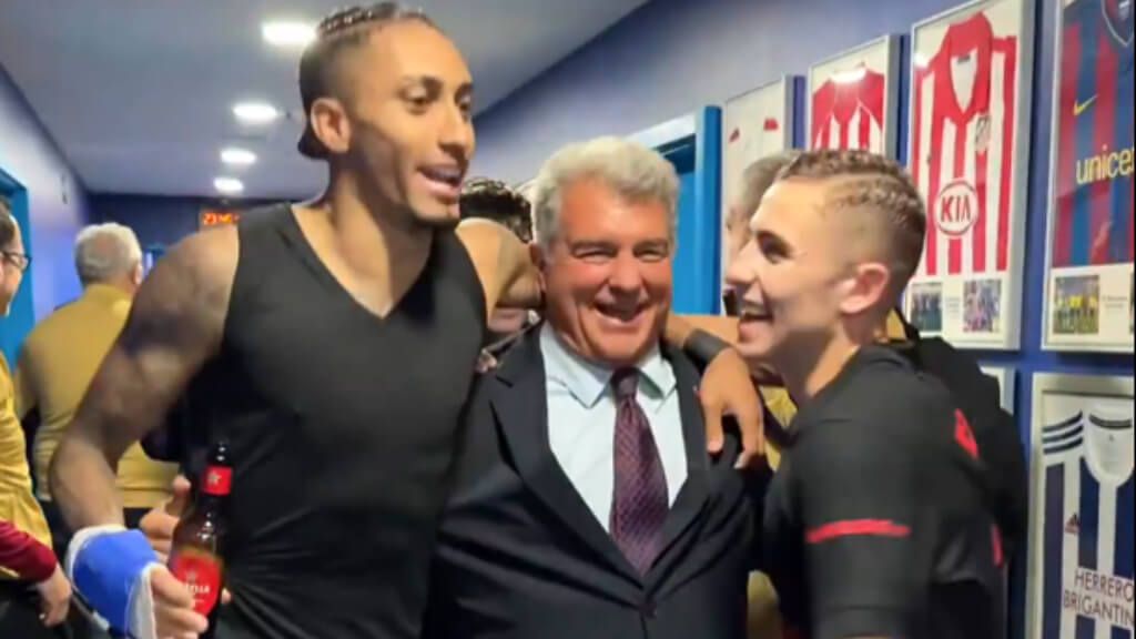  Joan Laporta en la celebración del 28º título de LALIGA con los jugadores