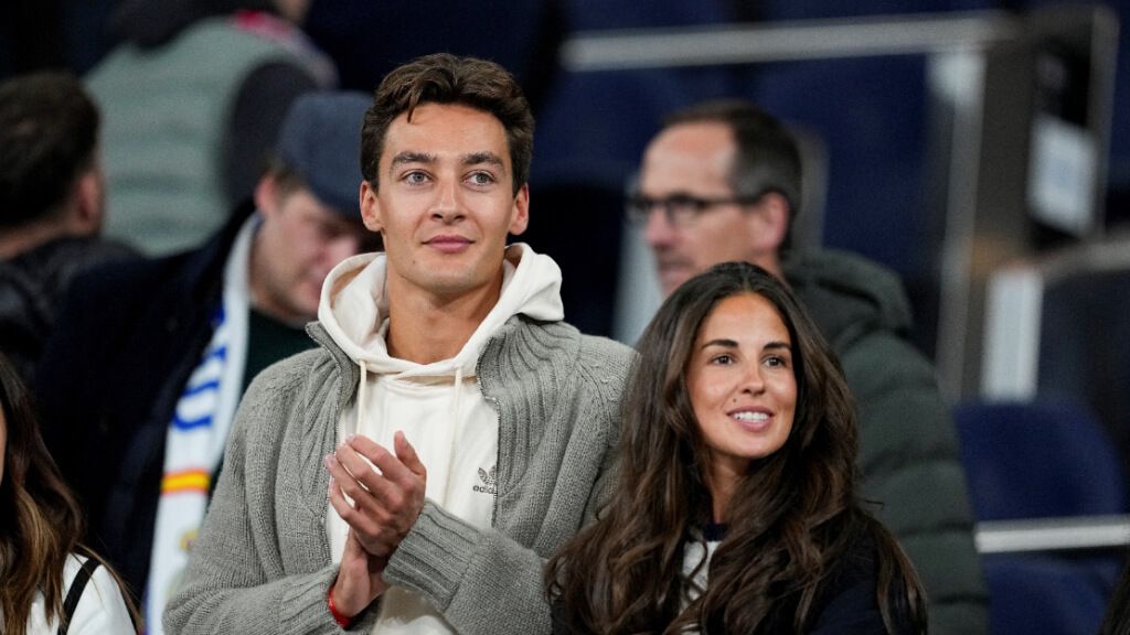  George Russell junto a Carmen Montero, su novia, en el derbi (Europa Press)