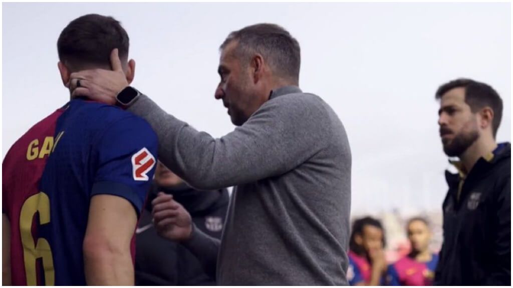  Hansi Flick animando a Gavi.