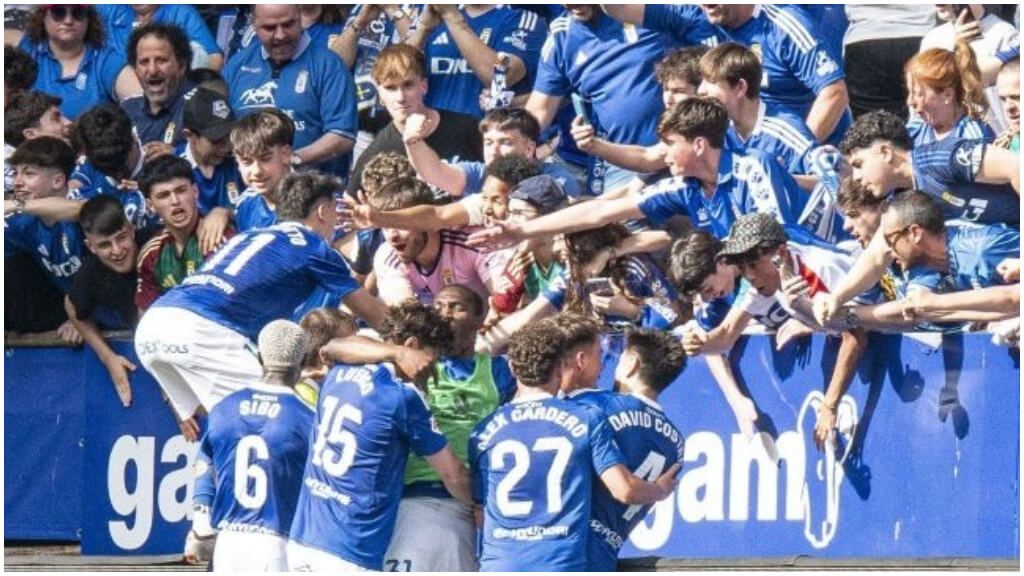  El Real Oviedo con su afición en el Carlos Tartiere.