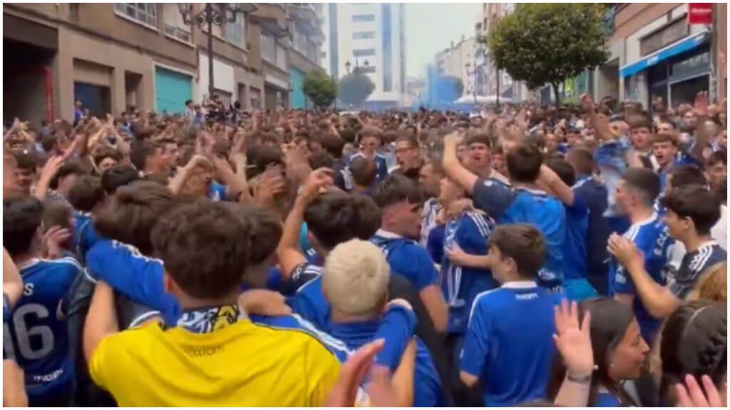 La afición animando al Real Oviedo.