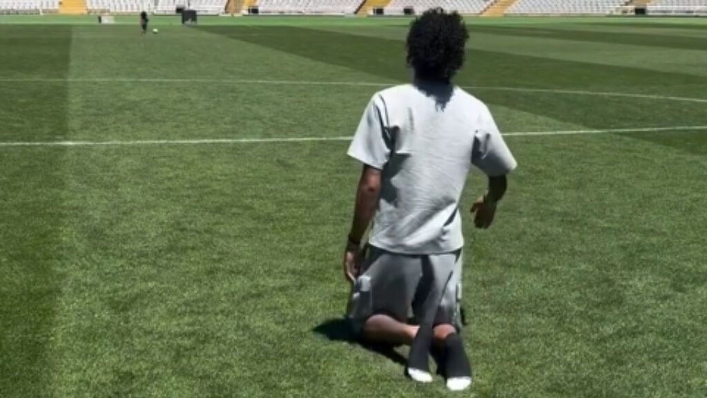  Raphinha cruza Montjuic de rodillas