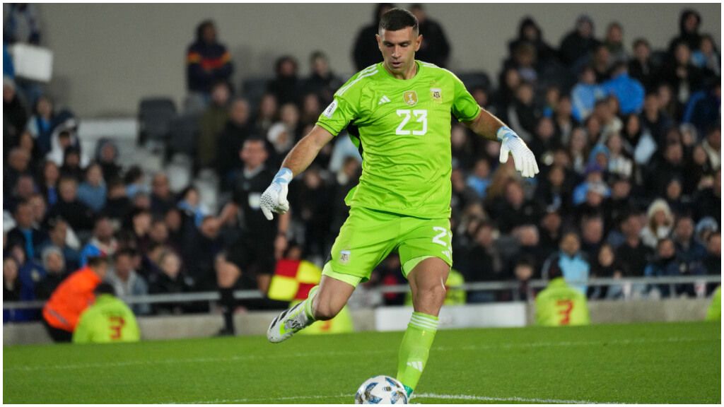  Dibu Martínez durante el partido de la selección argentina contra Colombia. (Fuente: Cordon Press).