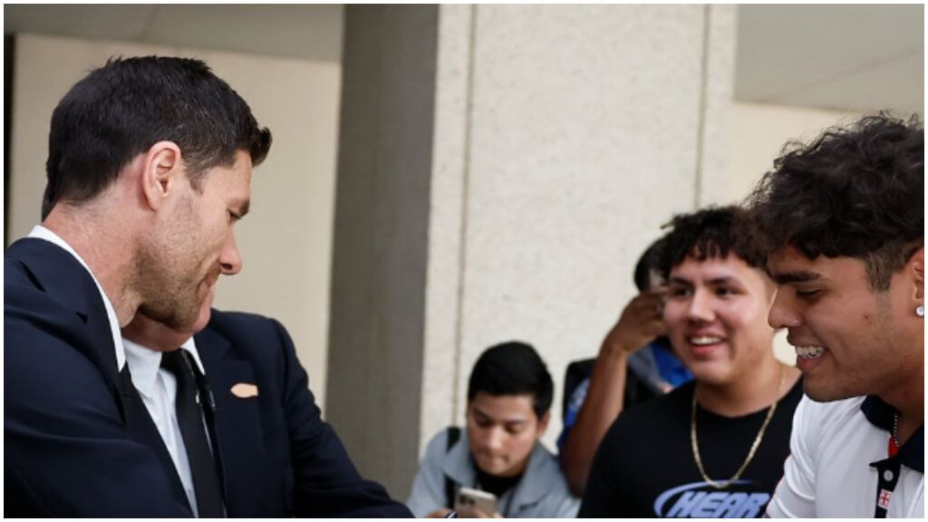  Xabi Alonso con aficionados madridistas en Miami.