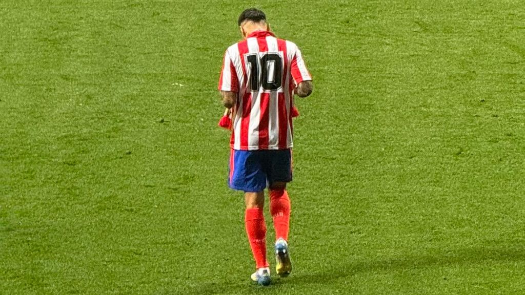 Ángel Correa, con una camiseta histórica del Atlético de Madrid (Foto: X)