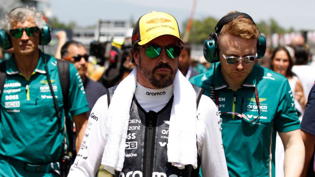  Fernando Alonso con el equipo de Aston Martin (Cordon Press)