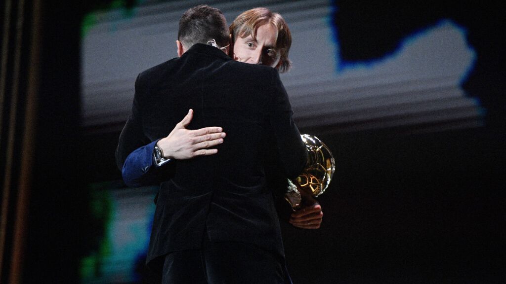 Leo Messi y Luka Modric se abrazan en la Gala del Balón de Oro.