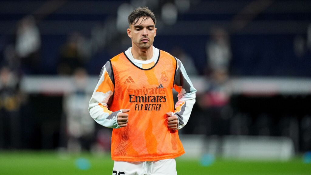  Raúl Asencio en el calentamiento del Real Madrid (Europa Press)