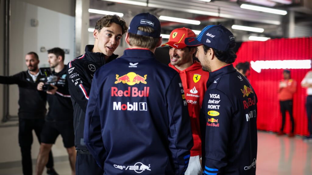  Max Verstappen, Carlos Sainz, Checo Pérez y George Russell hablando (Europa Press)