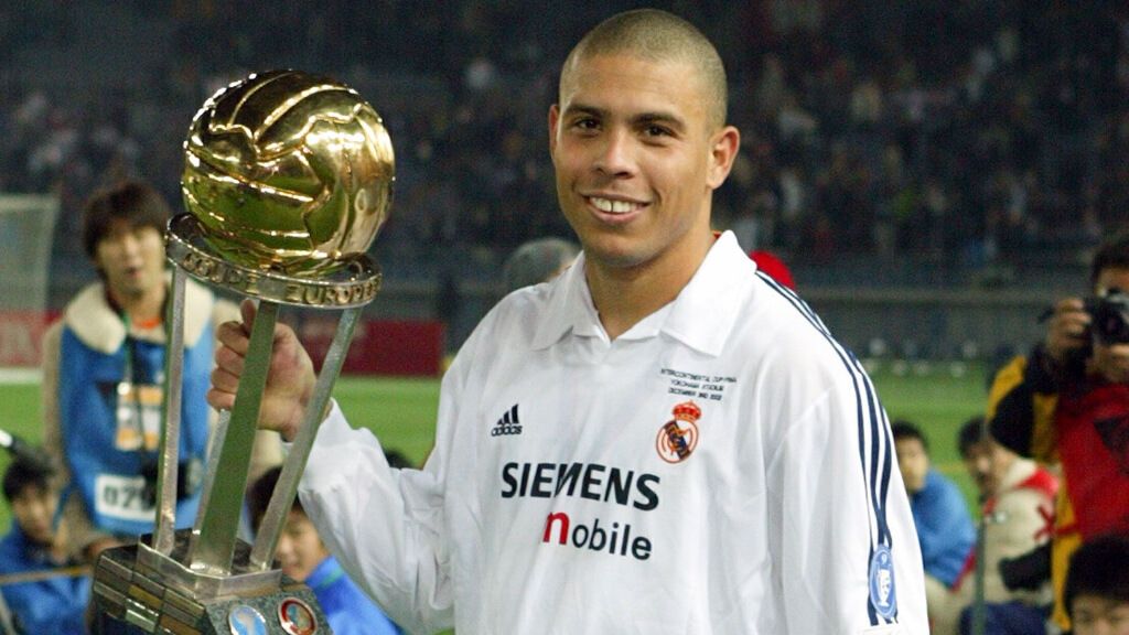 Ronaldo Nazario, junto a la última Copa Intercontinental levantada por el Real Madrid (foto: real madrid).