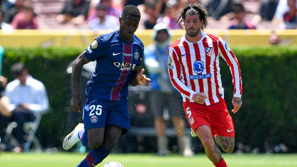  Rodrigo de Paul contra Nuno Mendes (Cordon Press)