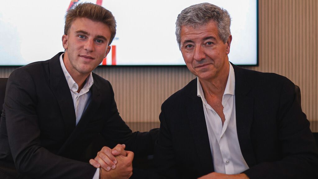  Pablo Barrios y Miguel Ángel Gil Marín, durante la renovación de Pablo Barrios (foto: Atlético