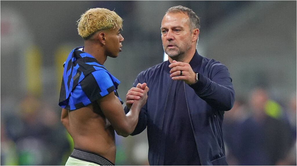 Hansi Flick da la mano a Lamine Yamal tras el Inter-Barcelona.