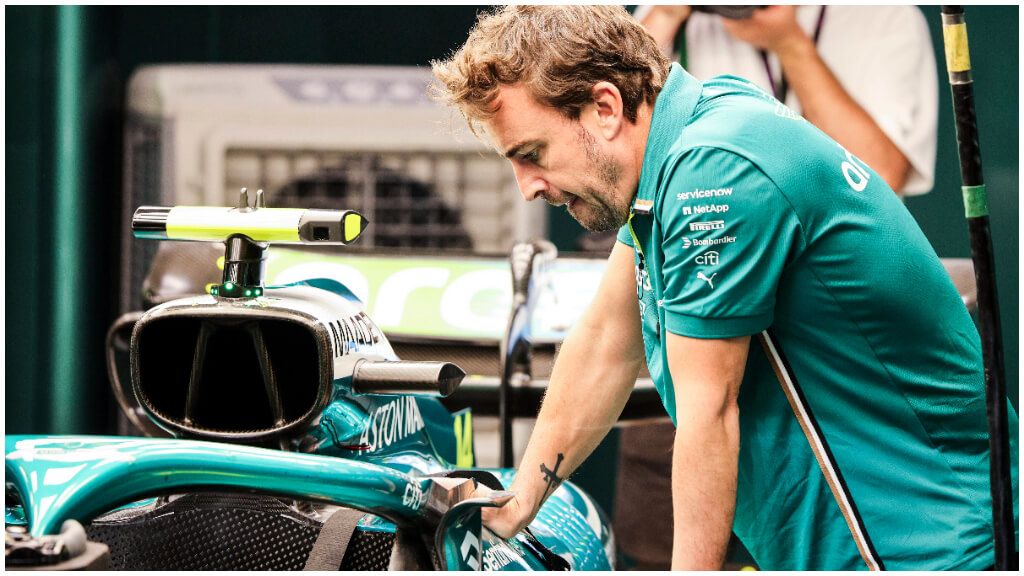  Fernando Alonso, junto a su monoplaza de Aston Martin (foto: Cordon Press).